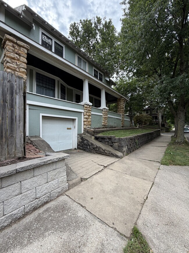 Building Photo - 800 E 41st St