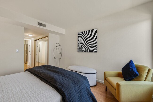 Building Photo - Bright and modern one bedroom one bathroom...