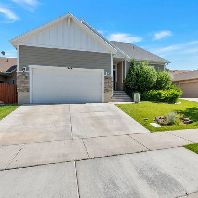 Building Photo - Lehi Rambler with charming cottage design