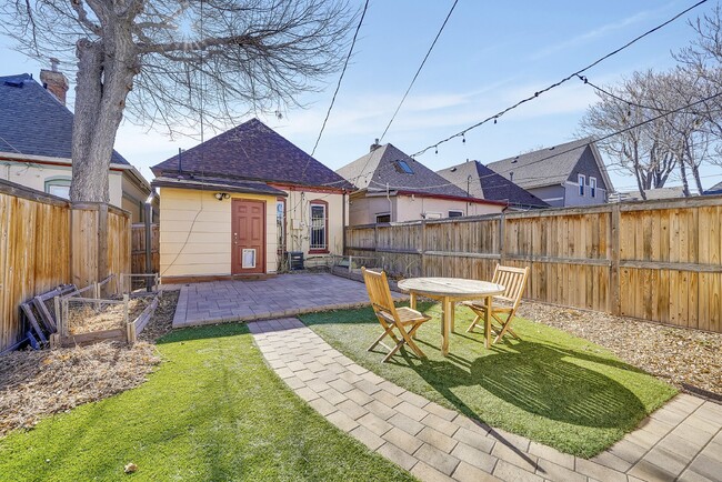 Building Photo - $2,495, 2-bed, 1-bath Victorian in the hea...
