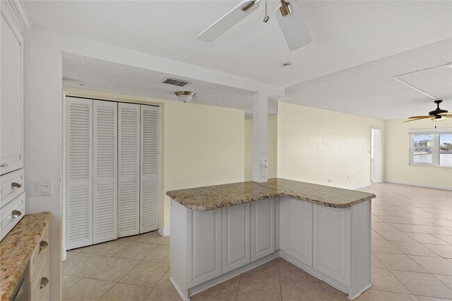 Building Photo - 4775 Cove Cir