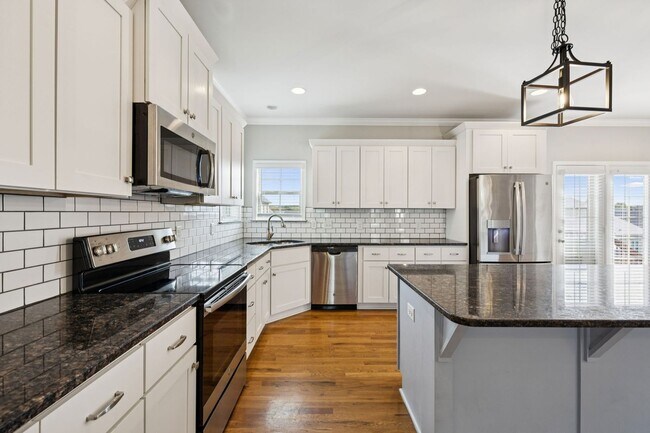 Building Photo - Welcome home to this beautifully maintaine...