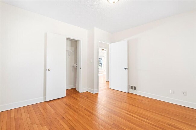 Building Photo - 3006 Hollywood Dr