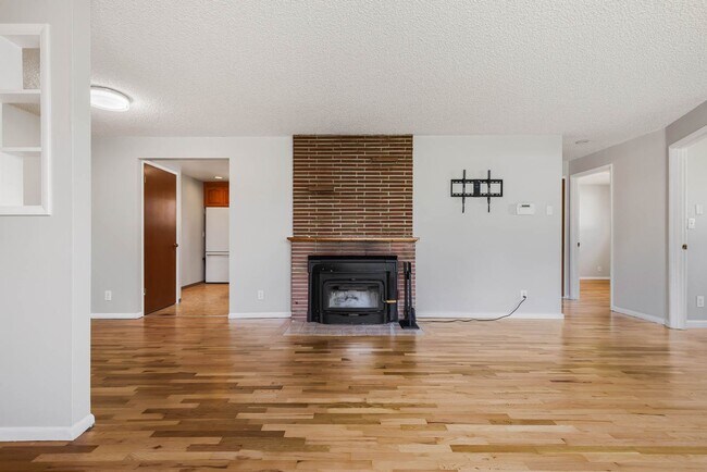 Building Photo - Bright 3-Bedroom Rambler with Hardwood Floors & Garden Space
