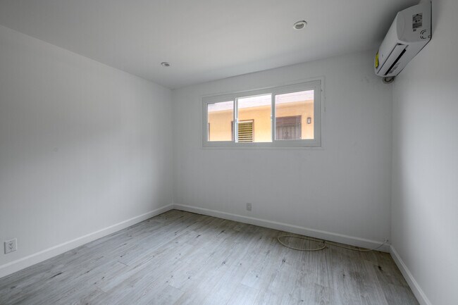 Building Photo - 337 Rexford Dr