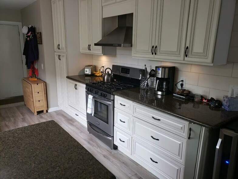 Building Photo - 2011 Rockefeller Ln