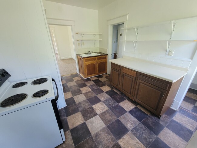 Building Photo - AVAILABLE JULY - 3 BED 1 BATH