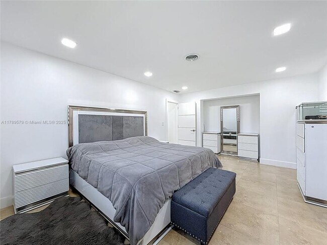 Building Photo - 5 bedroom in Hollywood FL 33021
