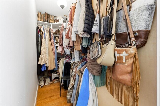 Building Photo - 5960 River Ridge Ln