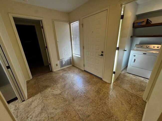 Building Photo - 2 Bedroom 2 bath plus loft and one car garage.