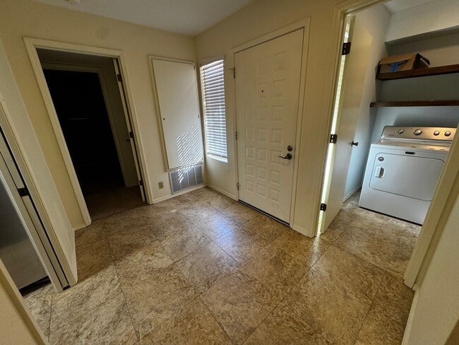 Building Photo - 3 Bedroom 2 bath plus loft and one car garage.