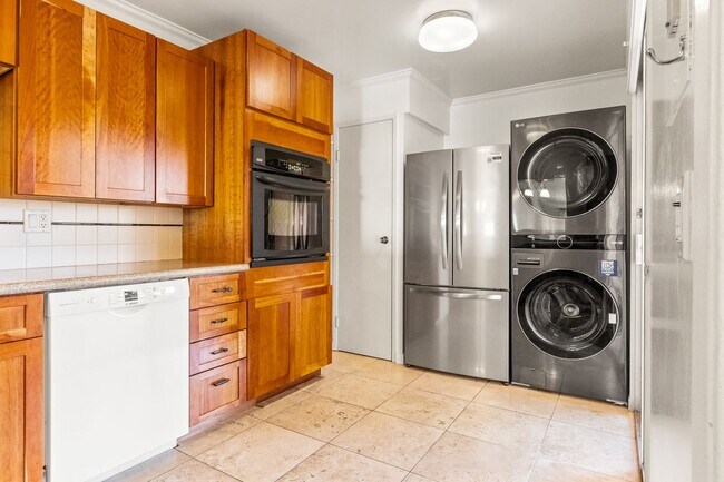 Building Photo - Beautiful 2 Bedroom Corner Unit on the Bea...