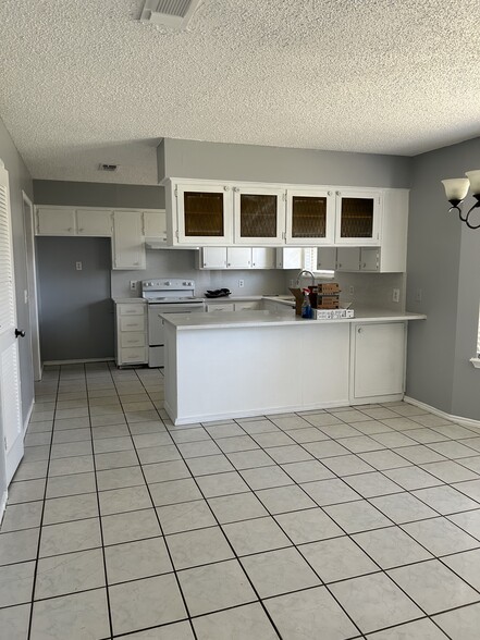 Building Photo - 215 Songbird Trl