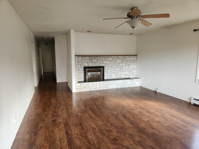 Building Photo - 651 W Crestline Dr