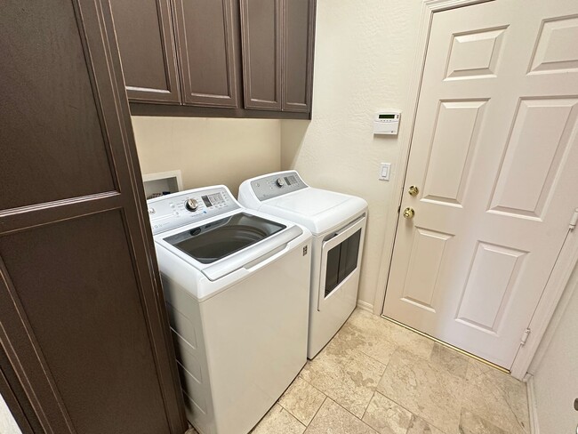 Building Photo - HOUSE - RED ROCK VIEWS - MOVE IN SPECIAL!