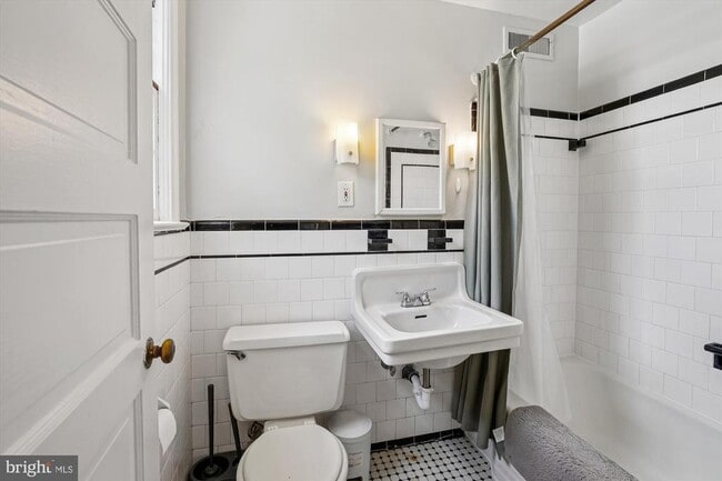 Building Photo - 904 N Ivy St