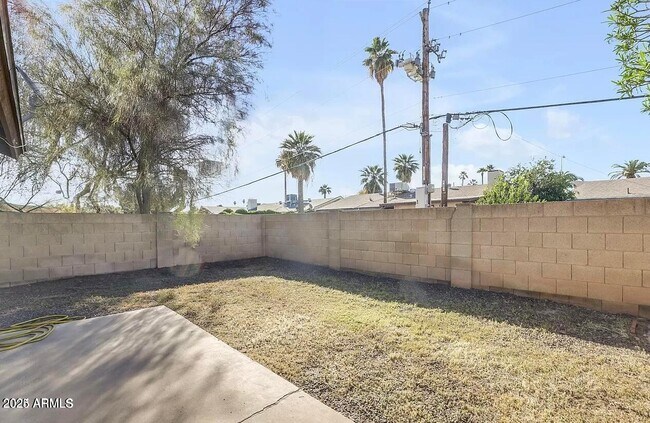 Building Photo - 1401 E El Parque Dr