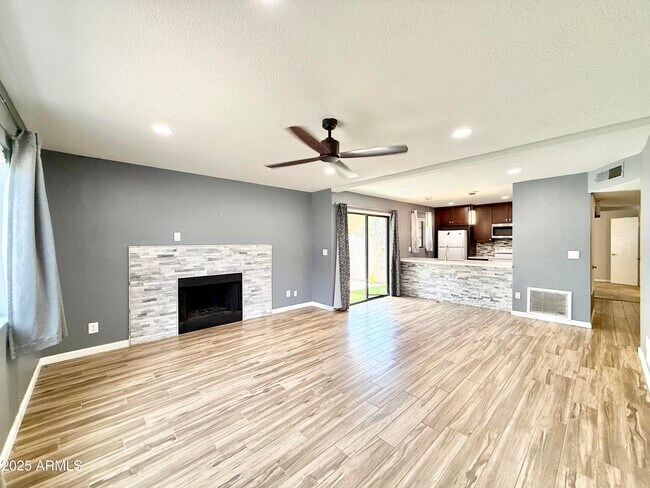 Building Photo - 533 W Guadalupe Rd
