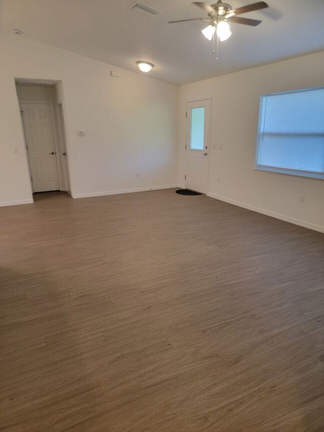 Building Photo - Beautiful 3/2/2 Near Downtown Inverness!!!