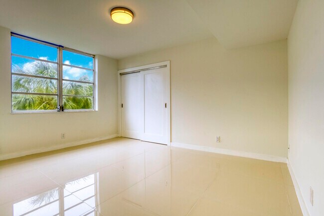 Building Photo - 535 Oaks Dr