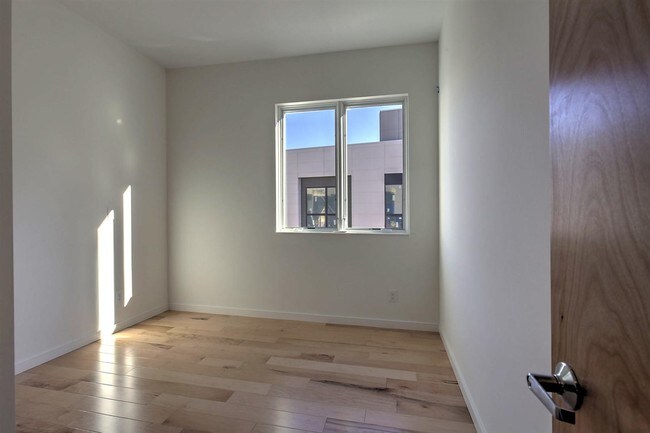 Building Photo - 1130 E High St