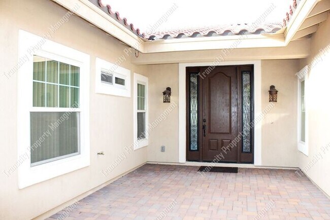 Building Photo - Spacious Custom Home Near Lindsay and McKe...