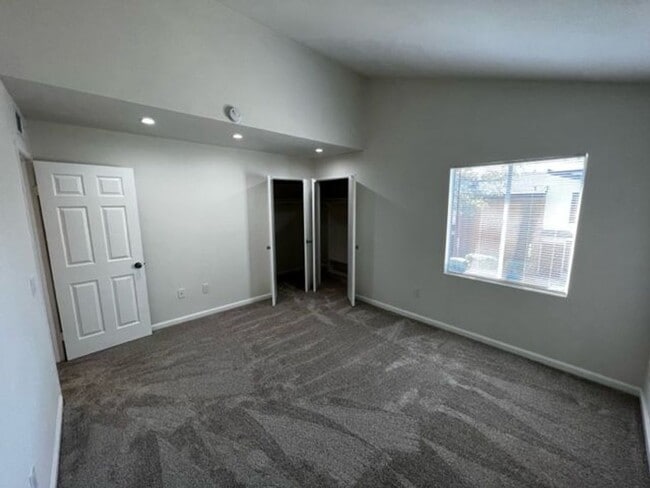 Building Photo - 2 bedroom 1.5 Bath Upgraded Townhome