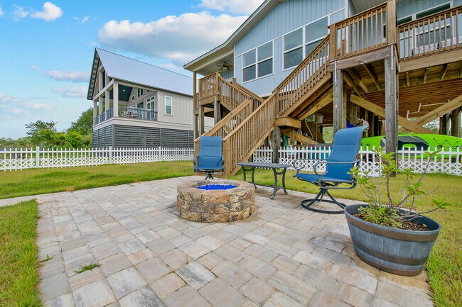 Building Photo - 486 Beatrice Point Rd