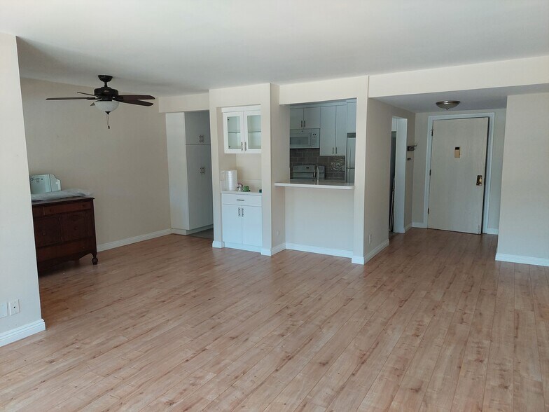 Dining area, kitchen, entry - 5600 Kensington Way