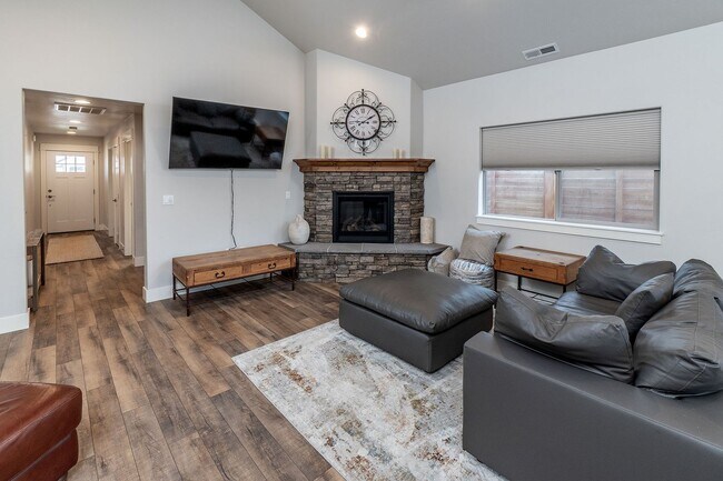 Building Photo - Newly Built Spacious Home, Fully Equipped Kitchen, Garage Included