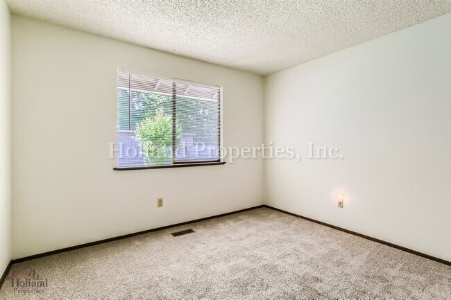 Building Photo - 1005 SW 192nd Ct