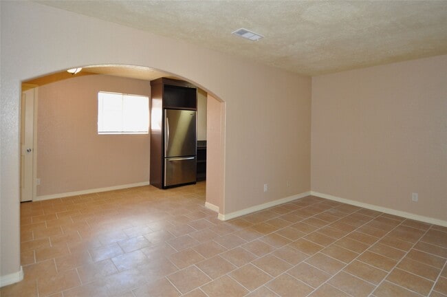 Building Photo - 4710 Pine St