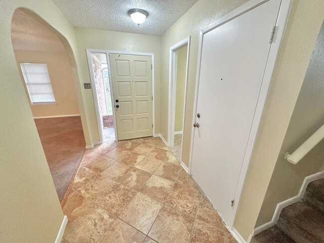 Building Photo - AVAILABLE NOW!