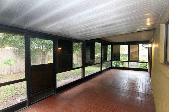 Building Photo - 3/2 Single Family home with Fenced Yard
