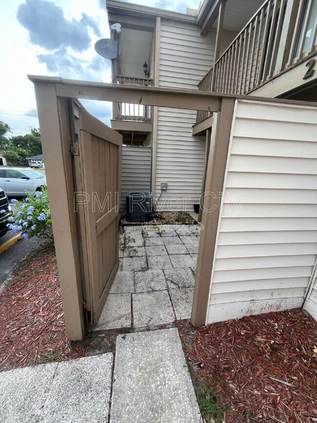 Building Photo - 2300 Twelve Oaks Dr