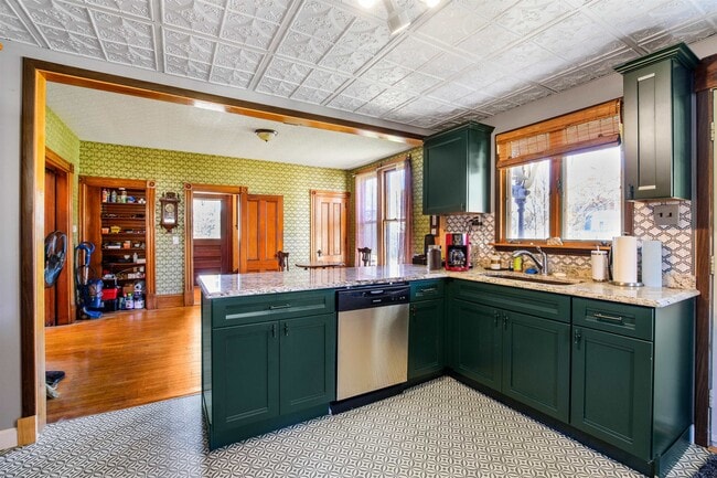 Building Photo - 19 Pine St