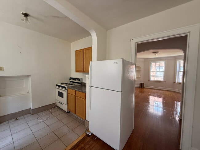 Building Photo - 7411 N Damen Ave