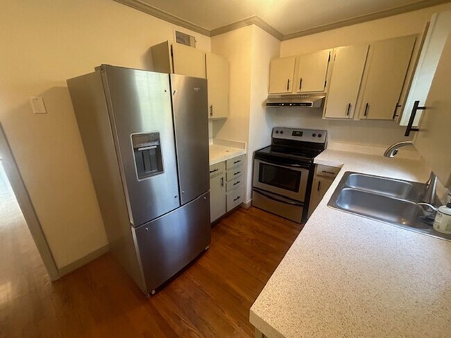 Building Photo - 5516 Lakeshore Dr