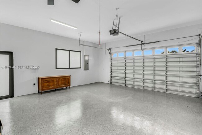 Building Photo - 105 Sinclair St SE