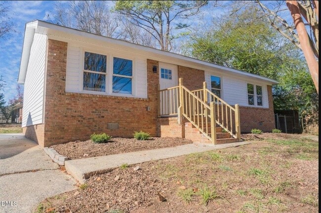 Building Photo - 2204 Emerson Pl