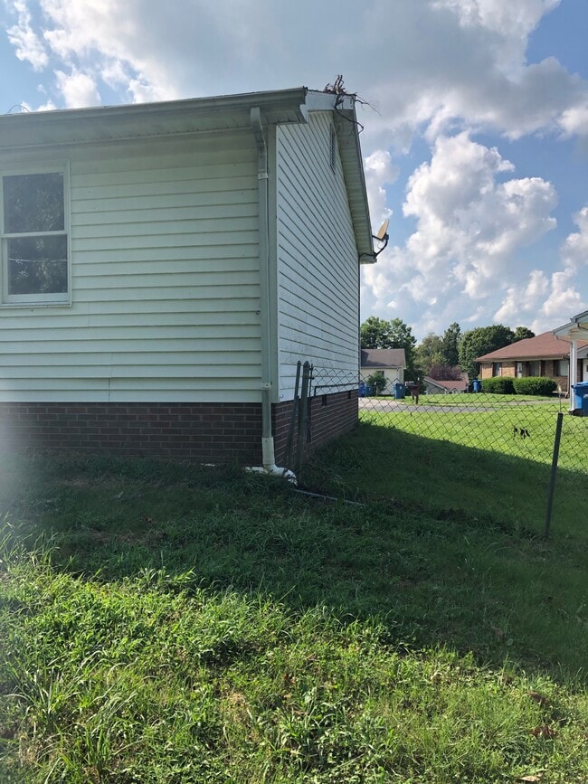 Building Photo - 1050 Scarlett Ln