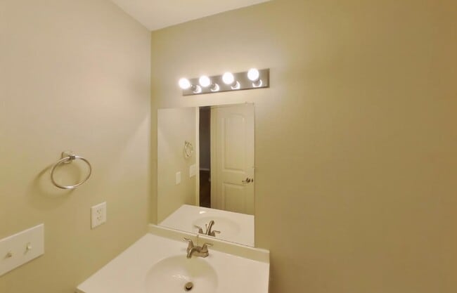 Building Photo - Comfortable 4-Bedroom Property Ready to Move In