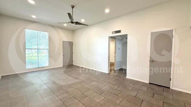 Building Photo - 13211 N Cedar Dr