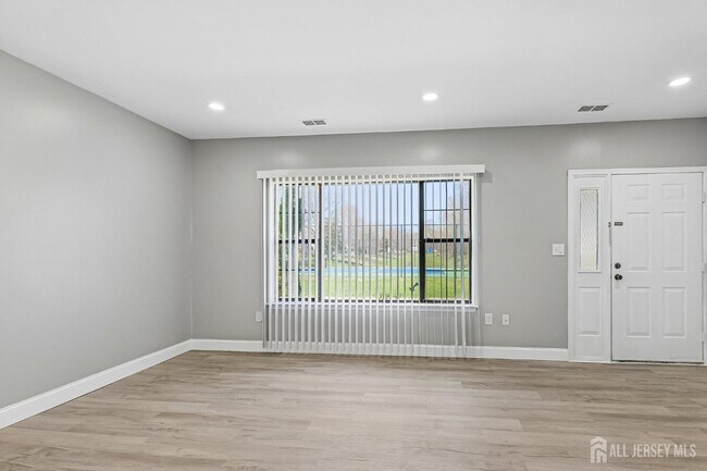 Building Photo - 1216 Thomas Ave