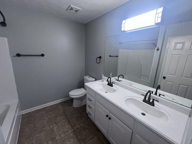 Building Photo - 34 Shamsie Dr