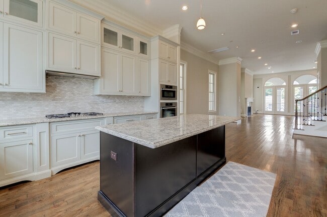 Building Photo - Spectacular Home 4 Bedrooms / 4.5 Bathroom...