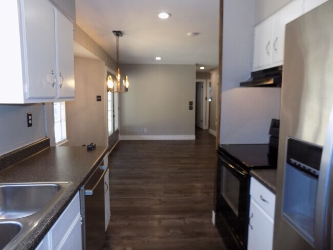 Building Photo - 14139 Swallow Dr