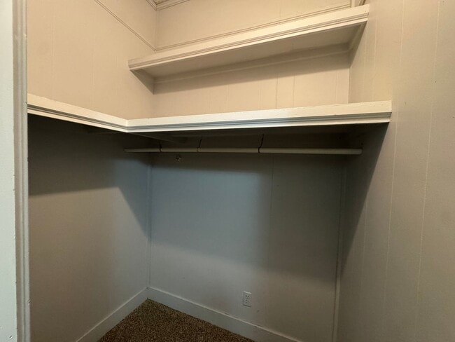 Building Photo - Four bedroom, two bathroom home near downt...