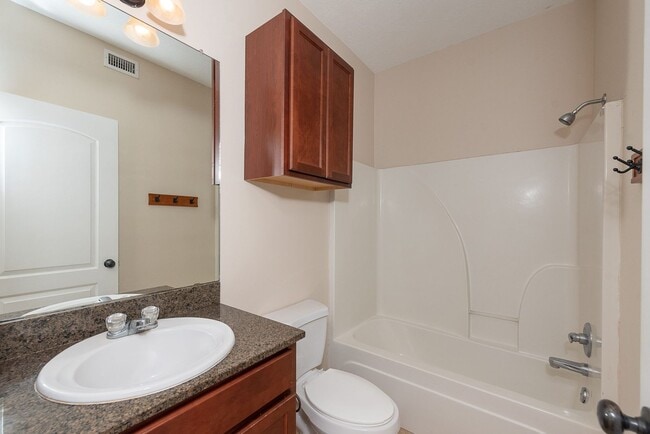 Building Photo - 2 Bed + 2 Bath - Spacious Floorplan A