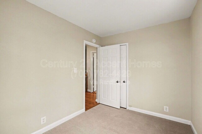 Building Photo - 3342 S Wakefield St